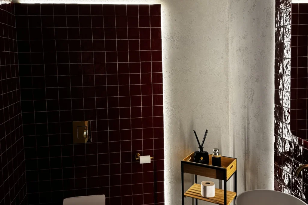 Baño con microcemento y azulejo granate en vivienda de Alicante