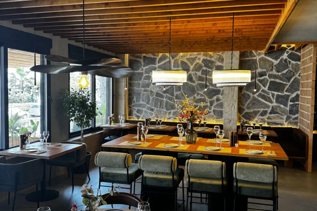 Comedor del restaurante Vellia con microcemento y pared de piedra, Torrevieja