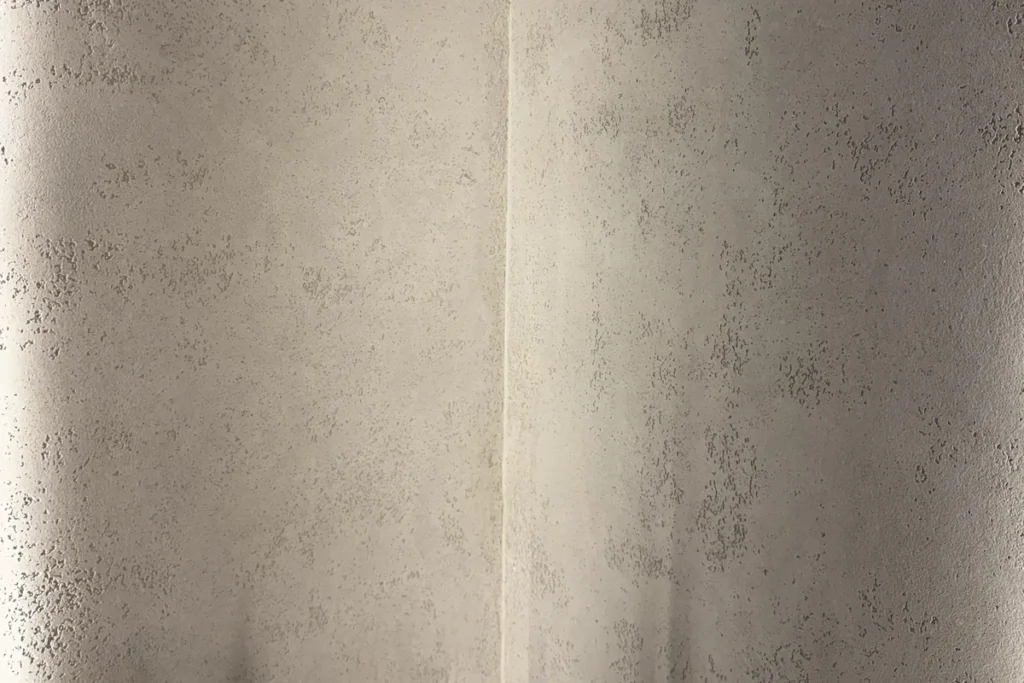 Pared de microcemento con textura en vivienda de Alicante