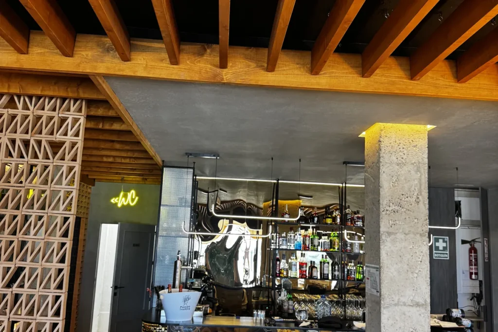 Barra del restaurante Vellia con acabados de microcemento, Torrevieja