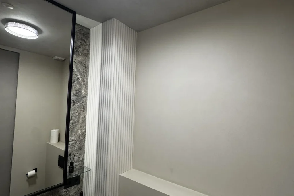 Baño con paredes de microcemento y espejo, Alicante