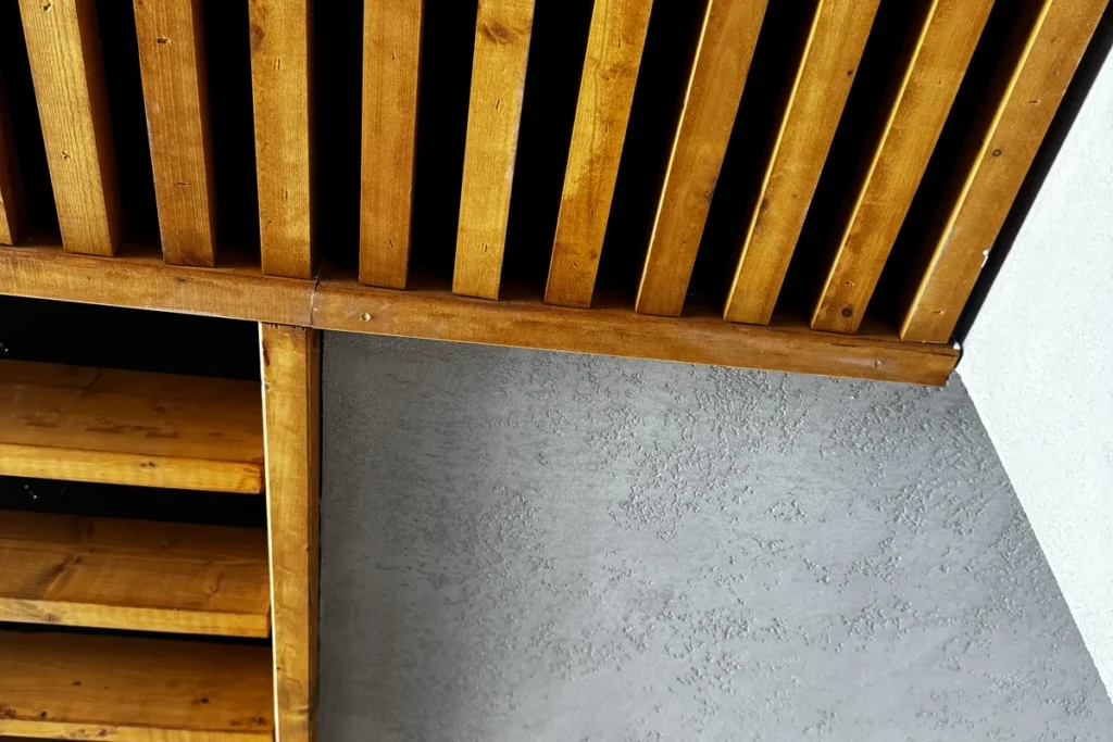 Pared de microcemento junto a listones de madera, restaurante en Torrevieja