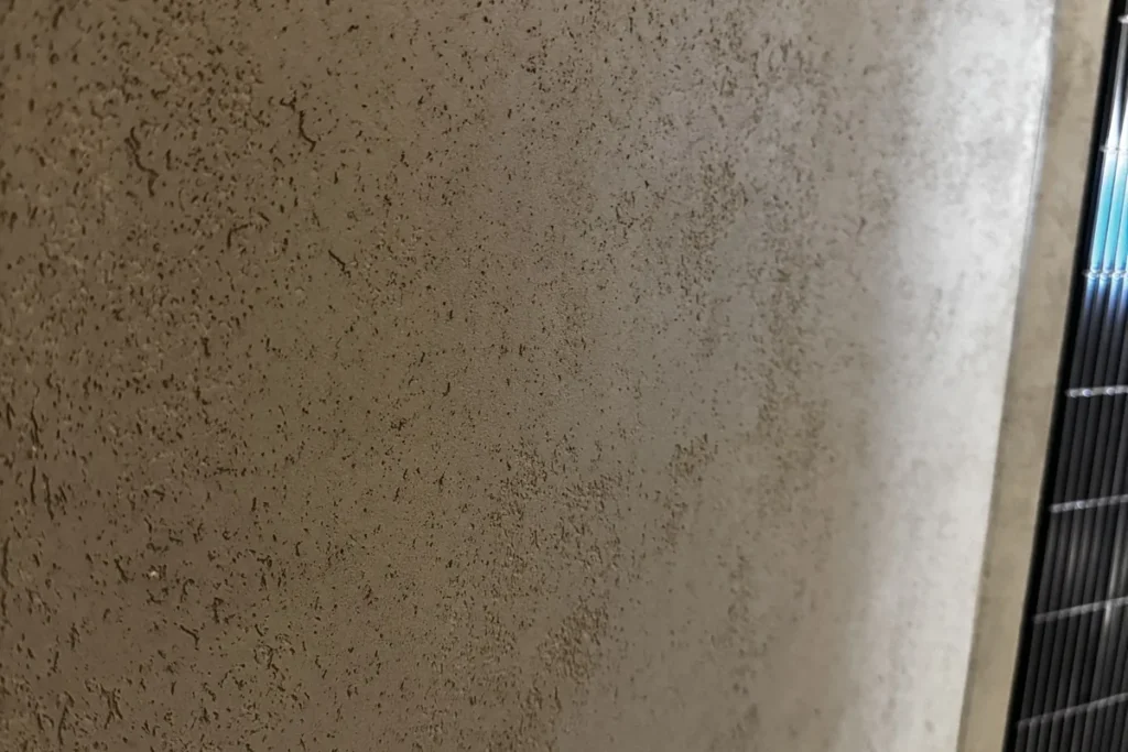 Detalle de textura de microcemento en restaurante de Torrevieja