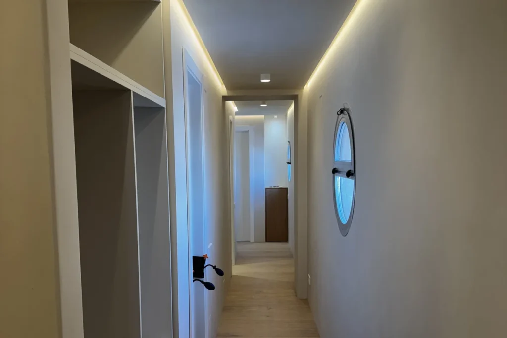Pasillo con acabado continuo en apartamento de Alicante
