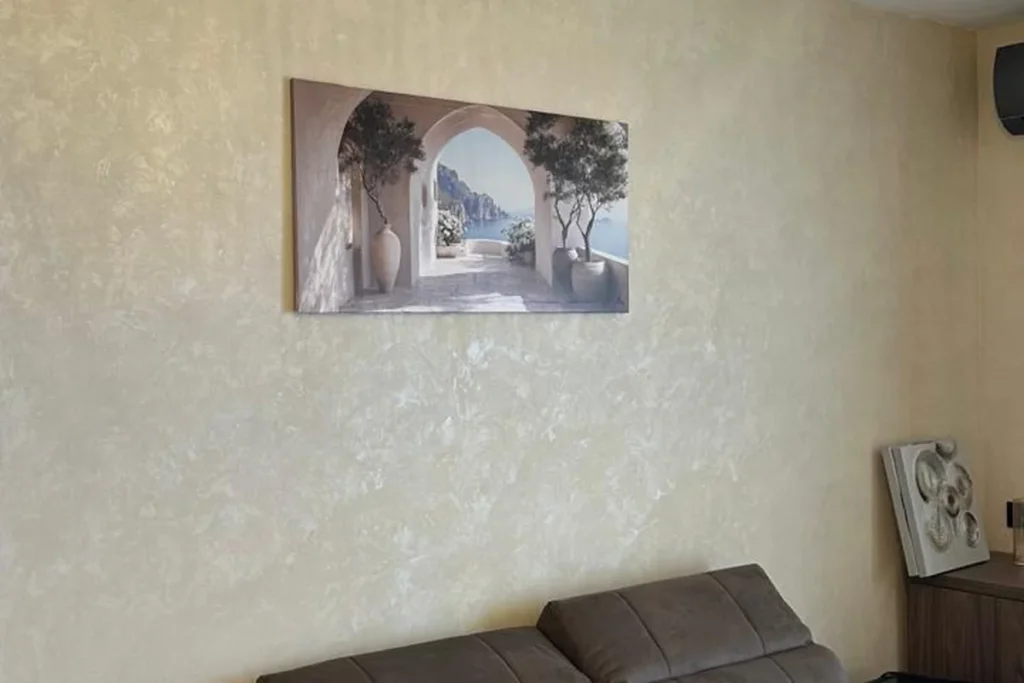 Habitación de hotel con pared de acabado decorativo, Guardamar del Segura