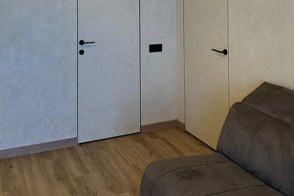 Pared continua con puertas integradas en habitación de hotel, Guardamar del Segura