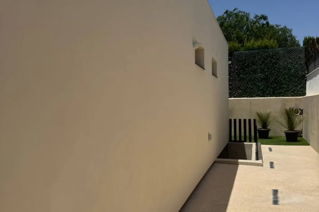 Muro exterior con acabado decorativo en villa de Petrer