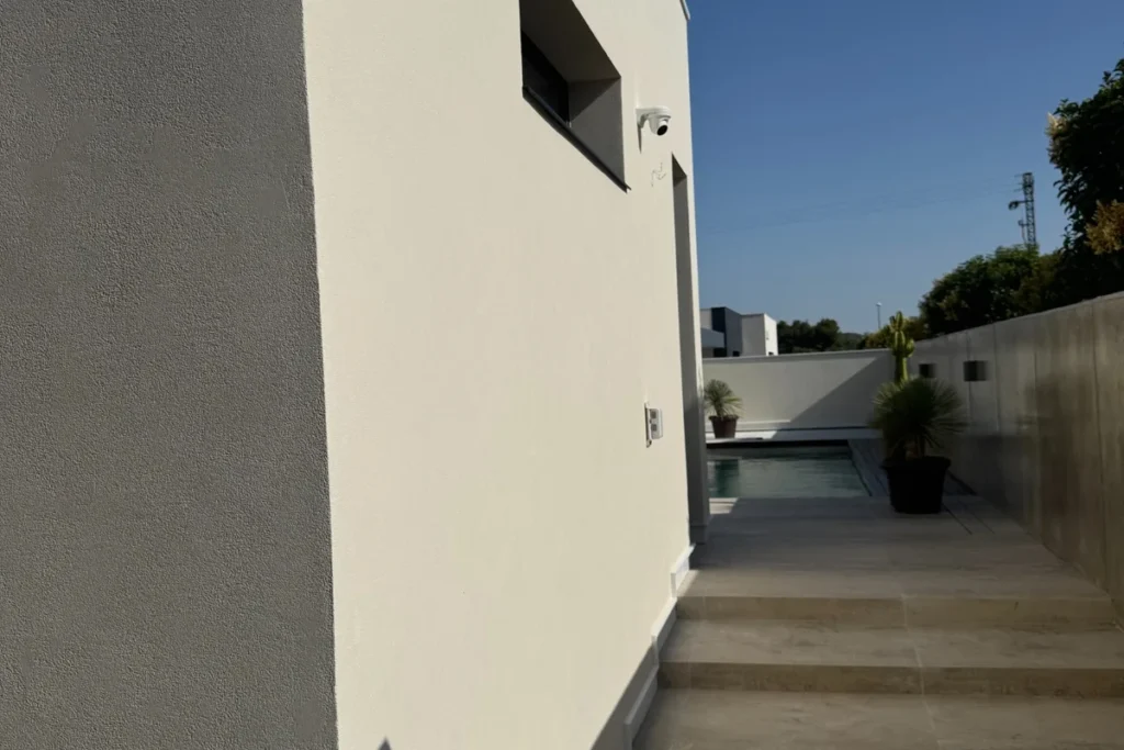 Paso lateral con fachada revestida en villa de Petrer
