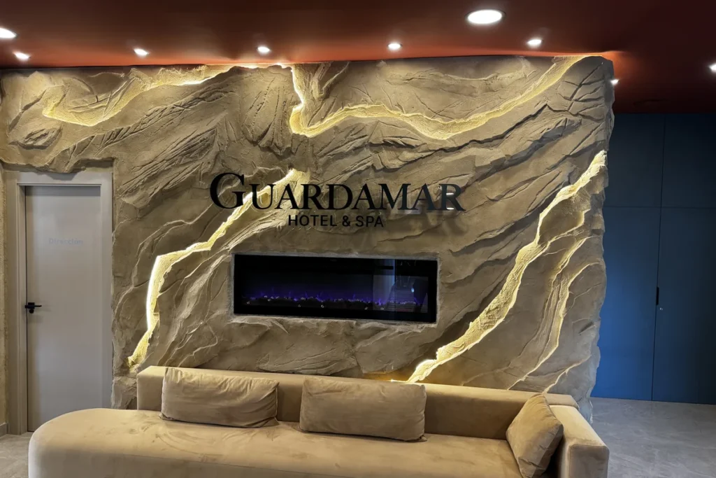 Recepción del Guardamar Hotel & Spa con revestimiento decorativo en relieve, Guardamar del Segura