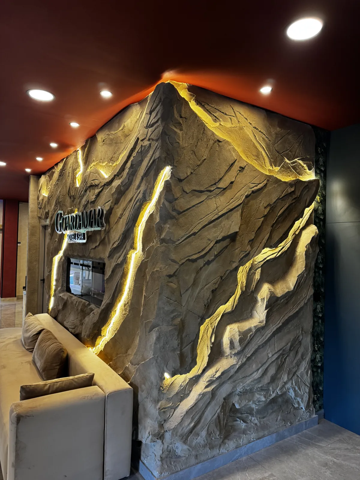 Roca decorativa en obra