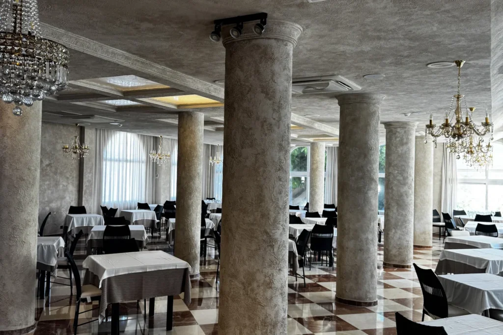 Comedor del hotel con columnas de acabado decorativo, Guardamar del Segura