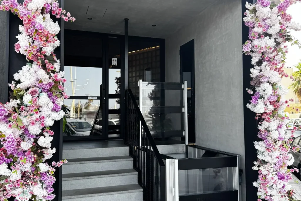 Entrada del restaurante Vellia con escalera, Torrevieja